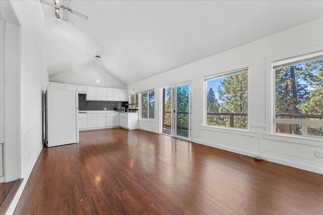 Building Photo - 405 - BEAVER DUPLEX