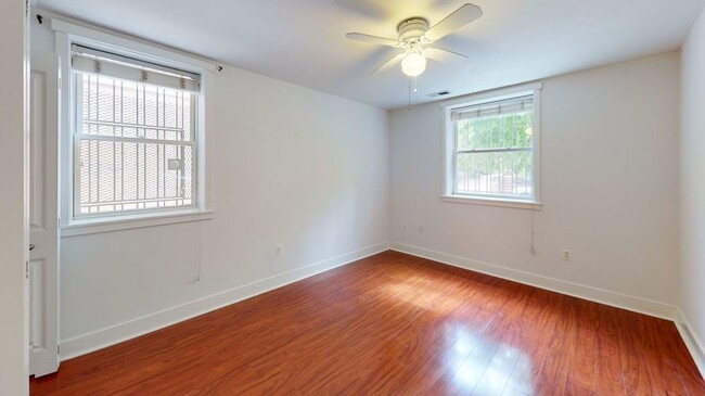 Building Photo - Spacious One Bedroom Condo!