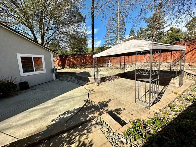 Building Photo - Lovely 2 bed 1 bath!