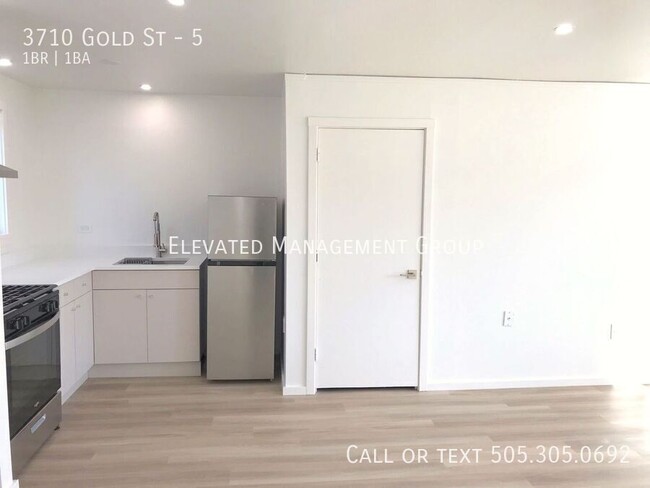 Building Photo - Renovated 1 Bedroom in Los Alamos.  With A...