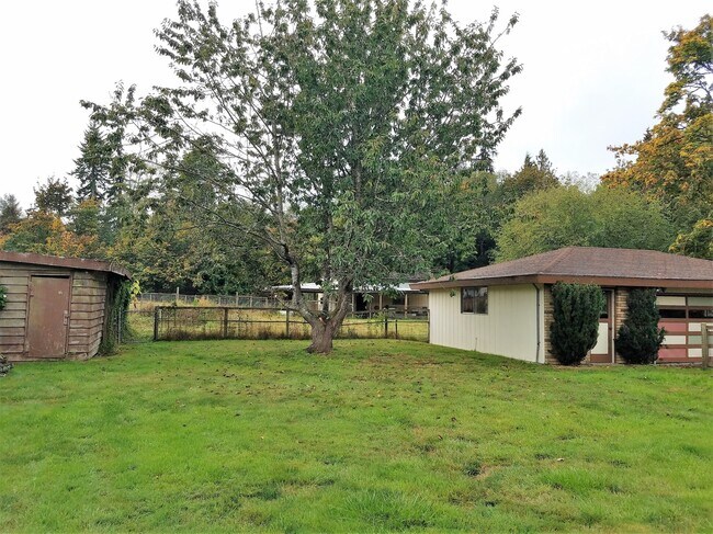 Building Photo - Classic Mid-Century Modern Rambler In Port...