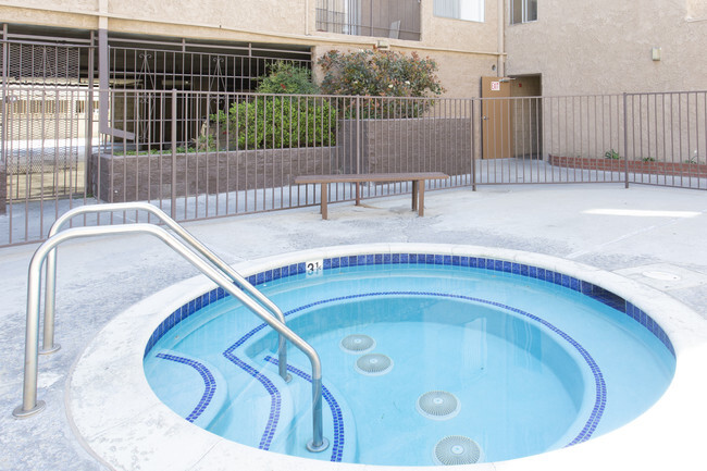 Jacuzzi - Sherman West Apartments