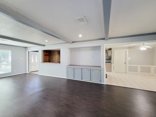 Building Photo - Amazing Cottage Charm Designer Home with Lush Landscaping, Sprinkler System, New Insulated Window...