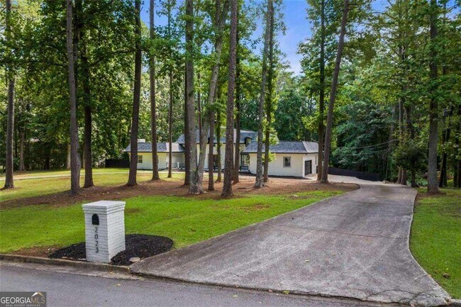 Building Photo - 2023 Stoneleigh Dr