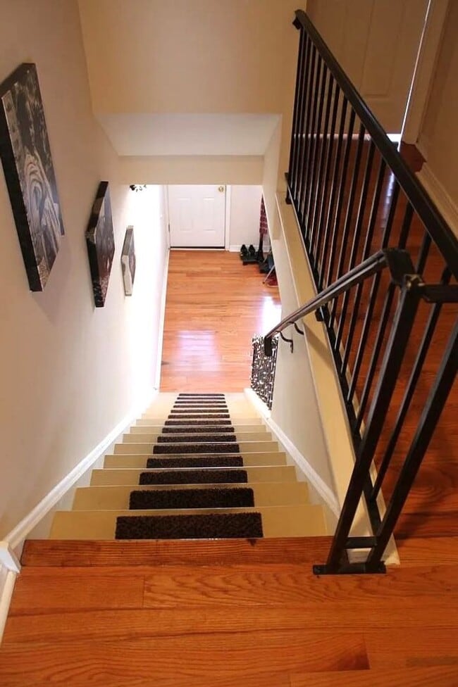 Building Photo - Gorgeous 2-Bedroom Townhome in the Heart o...