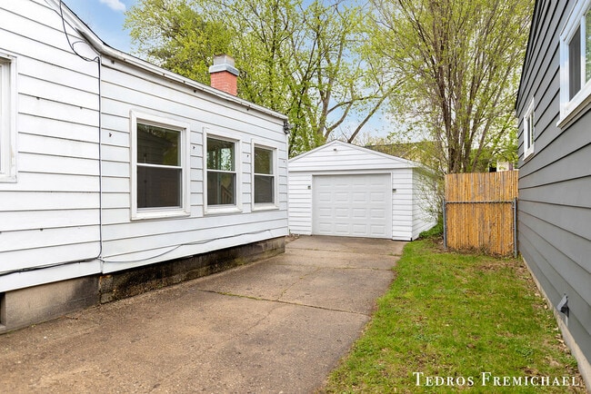 Building Photo - 1302 Griswold St SE