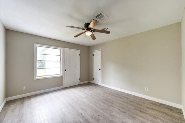 Building Photo - 808 TX-393 Loop