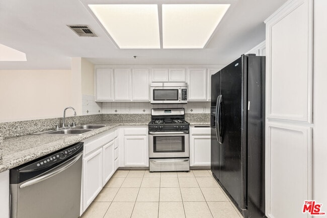 Building Photo - 4755 Templeton St