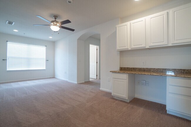 Building Photo - Beautiful 3/2.5 Townhome in gated communit...