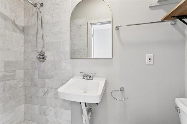 Interior Photo - 2830 Palmer Ave