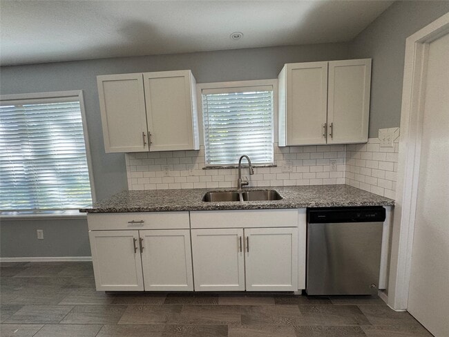 Building Photo - 514 Bertloma St