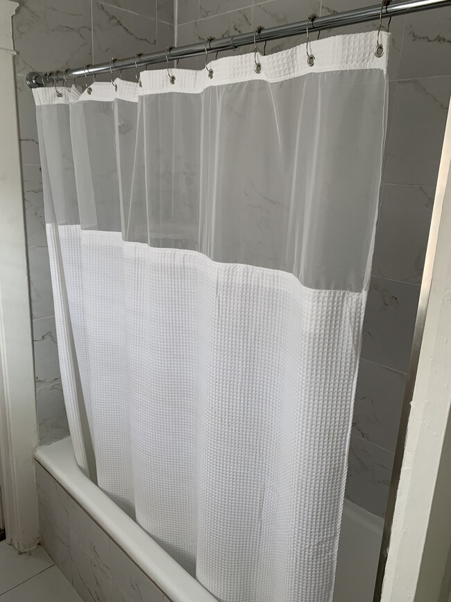 Shower - 4600 Melbourne Ave