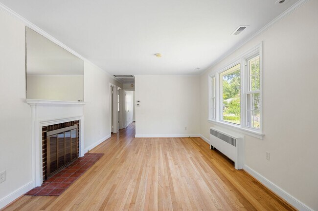 Building Photo - Beautiful 2 Bedroom Corner Lot of Park Ave! ***Available Late June 2026***