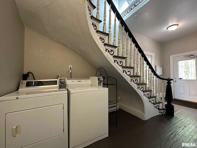 Building Photo - 333 S Douglas Ave