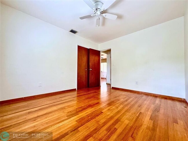 Building Photo - 311 NE 48th Ct