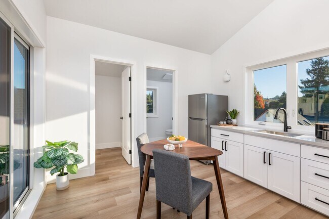 Building Photo - Ballard Living: Contemporary 5BR, 3.5BA Top-Level Unit!!