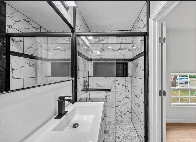 Building Photo - 4811 NW Lindy Ave