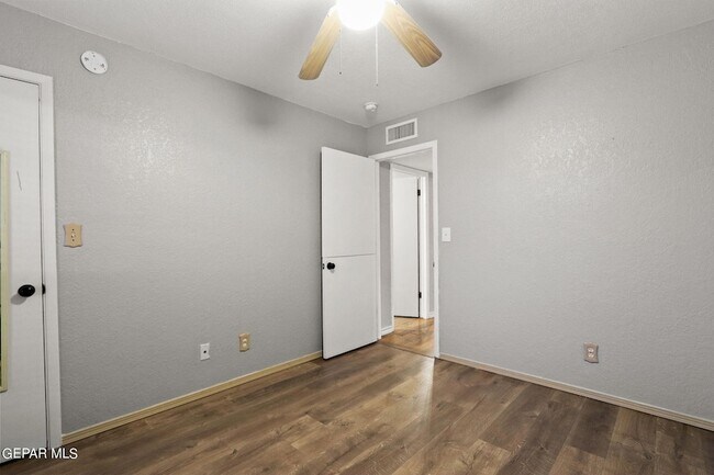 Building Photo - 832 Tepic Dr