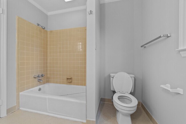 Building Photo - 803 W Davis St