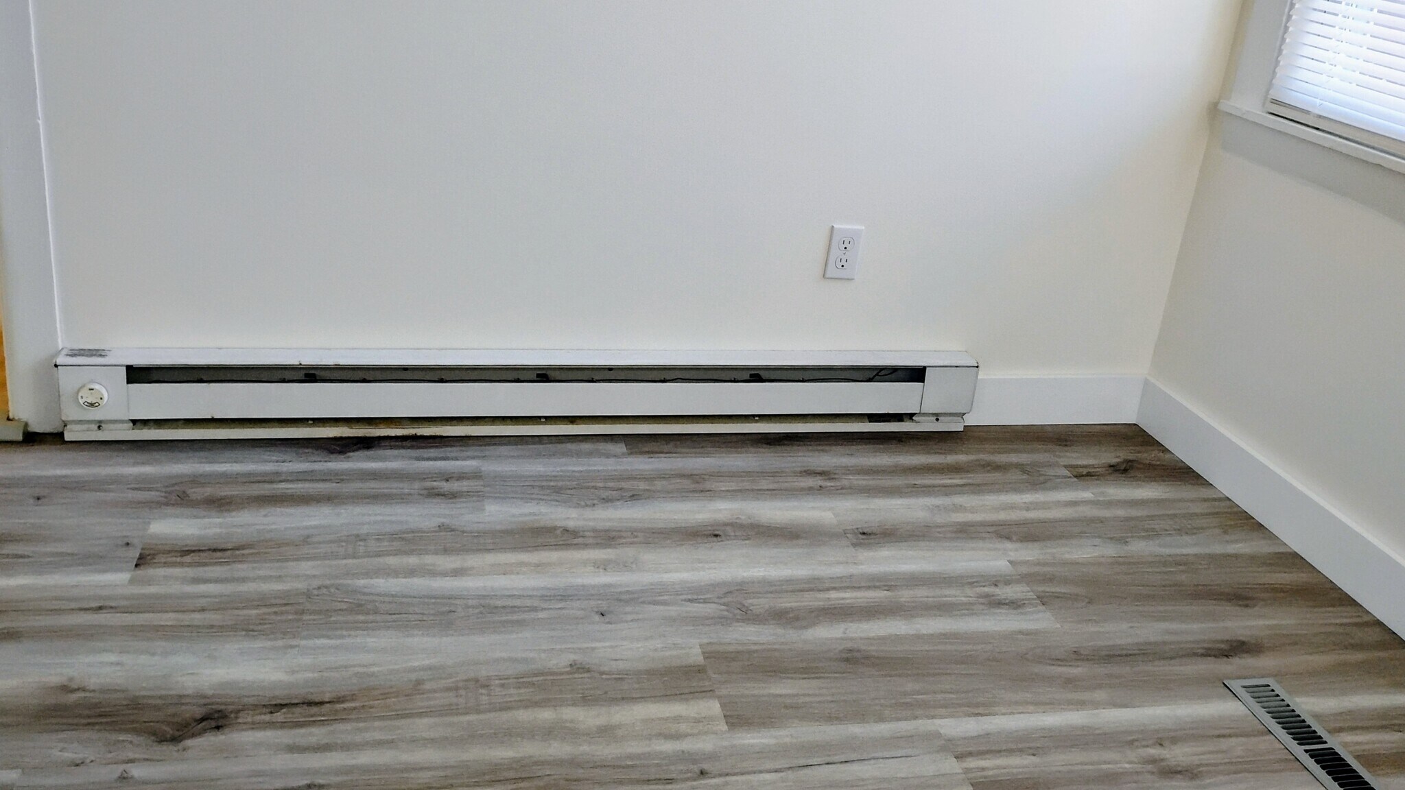 Bonus 6' Electric baseboard heater with it's own thermostat. - 44 Coolidge St