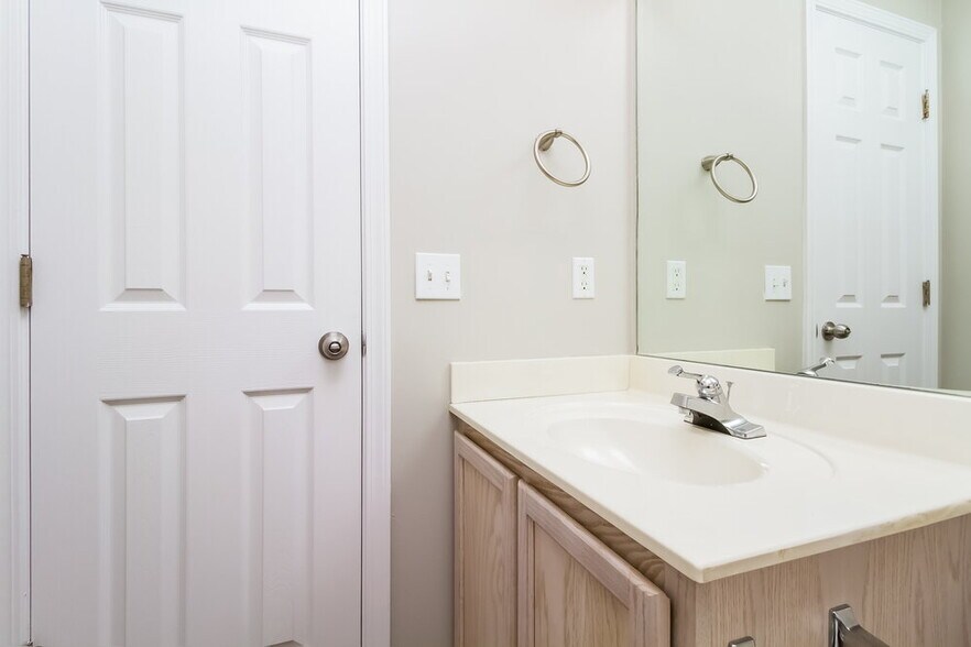 Building Photo - 7113 S Hampton Blvd