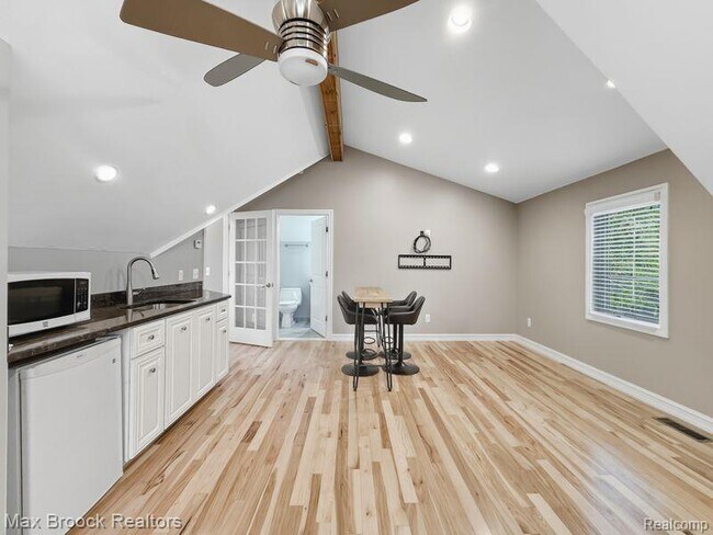 Building Photo - 2120 Buckingham Ave