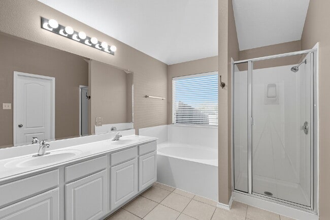 Building Photo - FREE First Month's Rent!