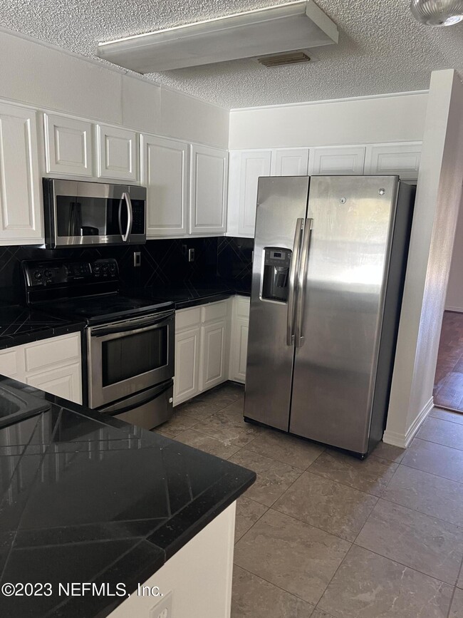 Building Photo - 7501 Cliff Cottage Dr