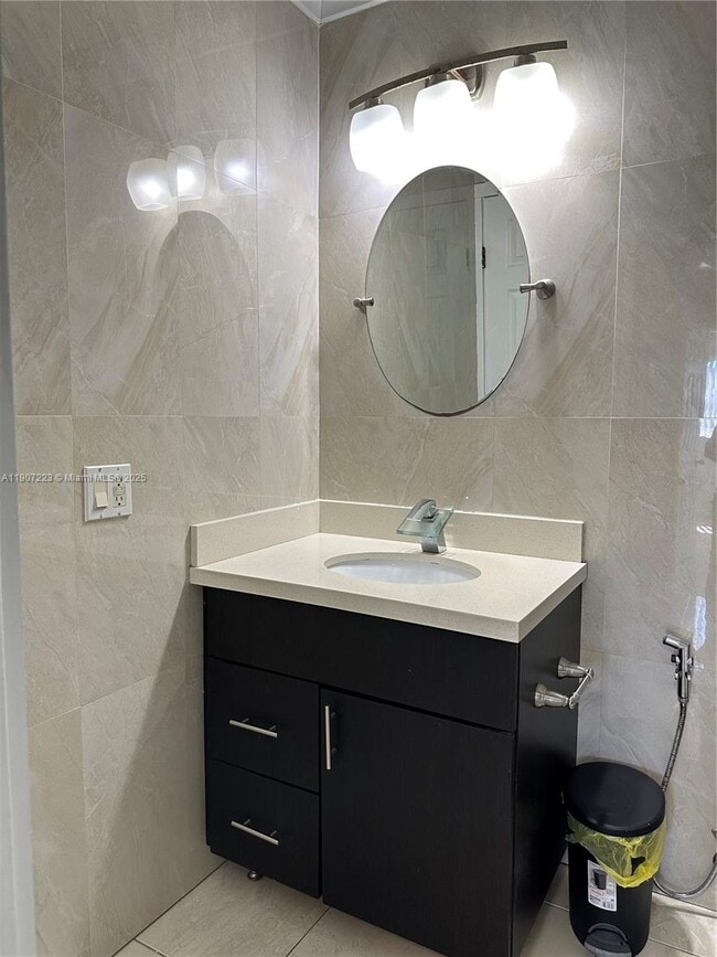 Building Photo - 1300 W 53rd St