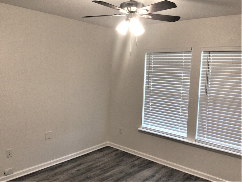 Building Photo - 12430 Jovana Rd