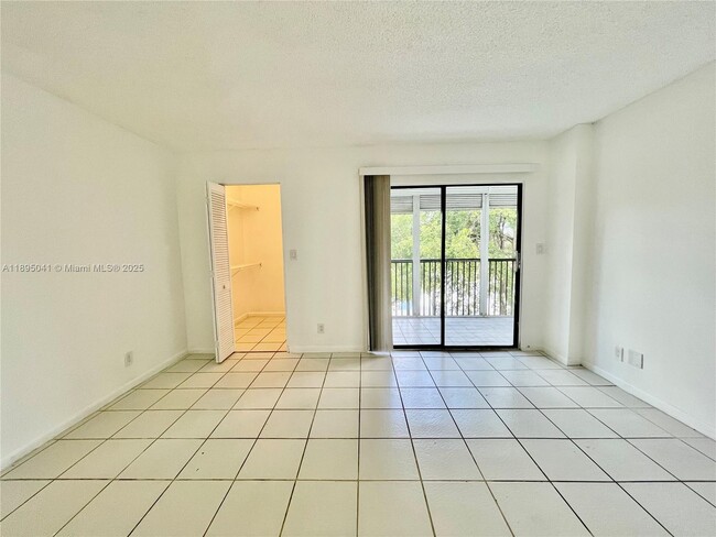 Building Photo - 2209 S Cypress Bend Dr