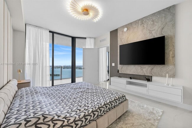 Building Photo - 700 NE 24th St