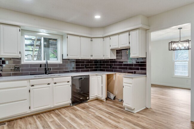 Building Photo - Completely renovated 4 bedroom, 3 bathroom...