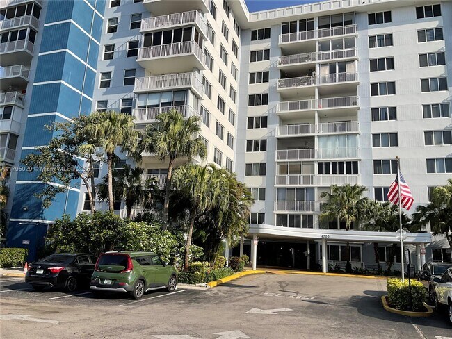 Building Photo - 4200 Hillcrest Dr