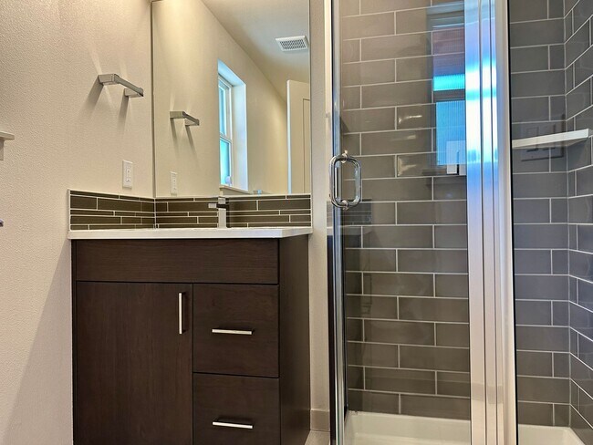 Building Photo - Gorgeous Greenlake Townhouse with Parking