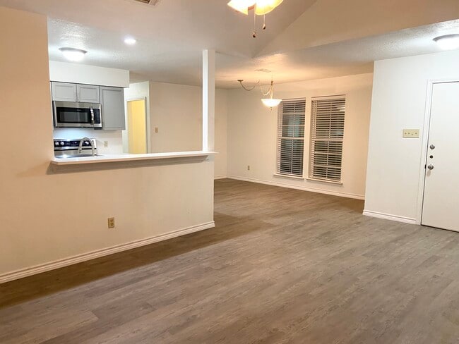 Building Photo - 2121 Stone Moss Ln