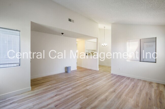 Building Photo - 5905 Auburn Oaks Dr