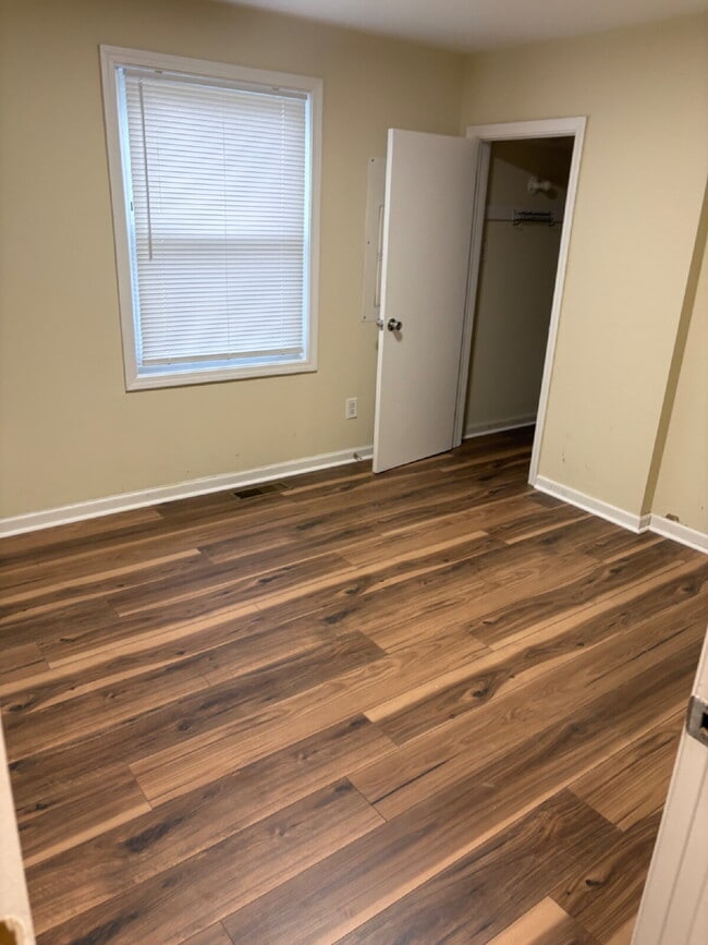 Building Photo - Recently Updated 2 bedroom / 1 bathroom ho...
