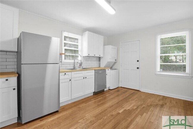 Building Photo - 1305 E 71st St