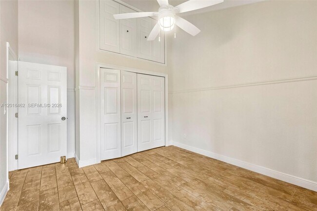 Building Photo - 2731 Parkview Dr S