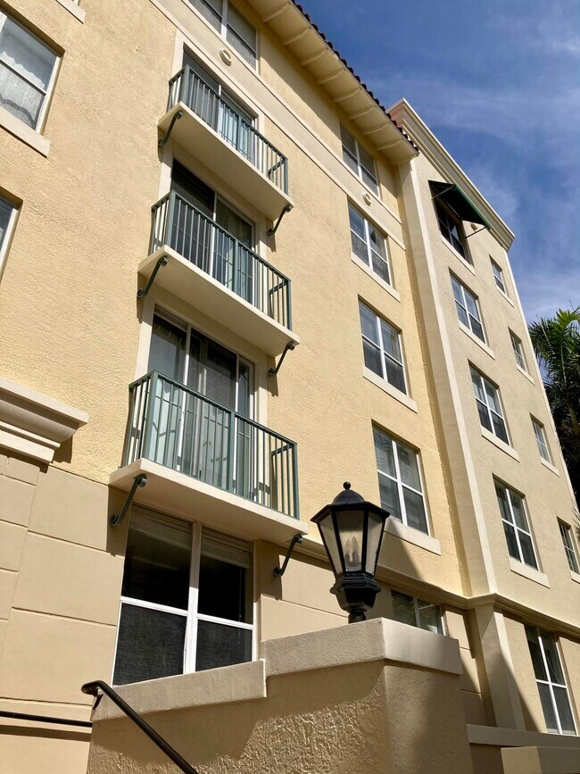 Building Photo - 630 S Sapodilla Ave