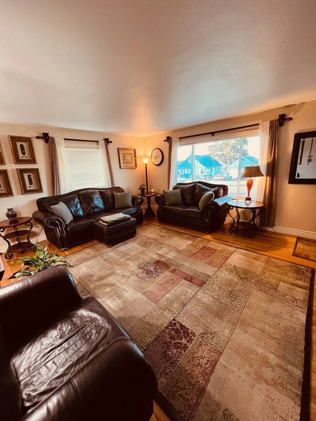 Building Photo - 2 Bed, 1 Bath Newly Renovated Rental