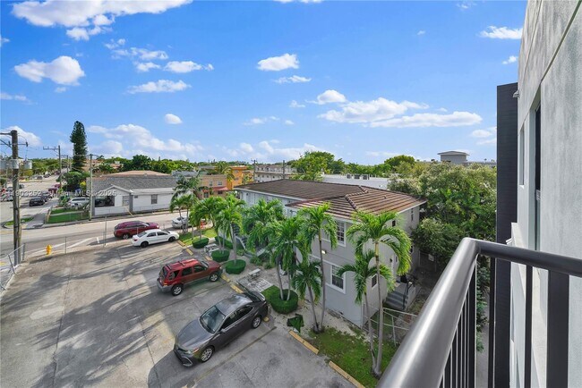 Building Photo - 530 SW 11th Ave