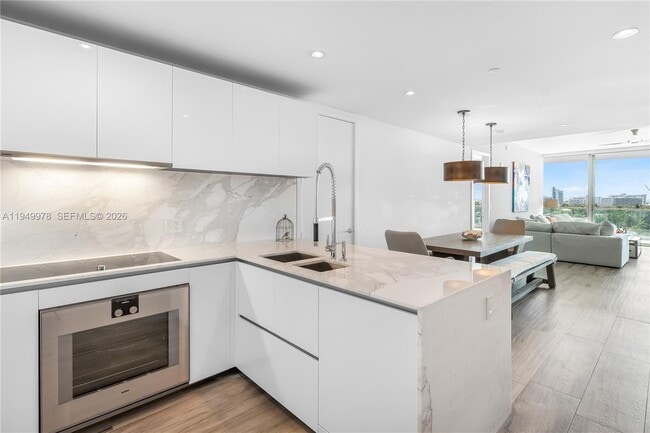 Building Photo - 10201 Collins Ave