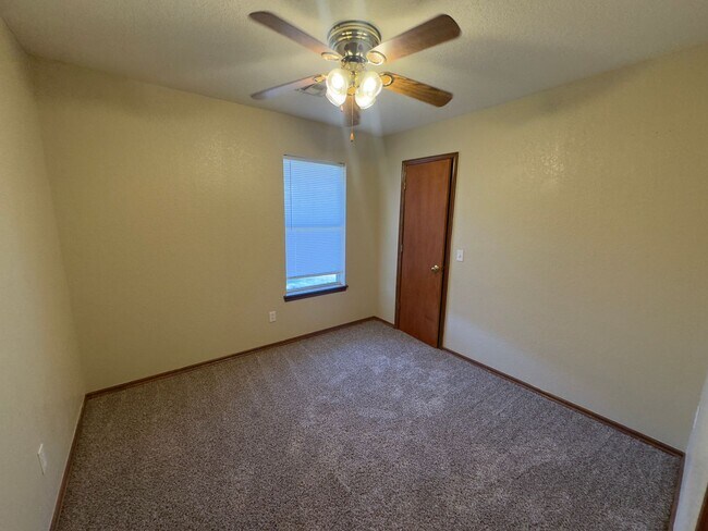 Building Photo - Charming Home in Stonepoint!