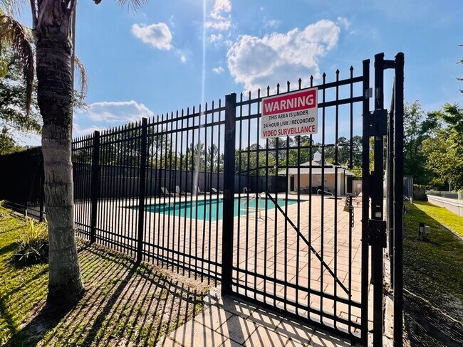 Building Photo - Completely Renovated 3 Bed 2 Bath Condo