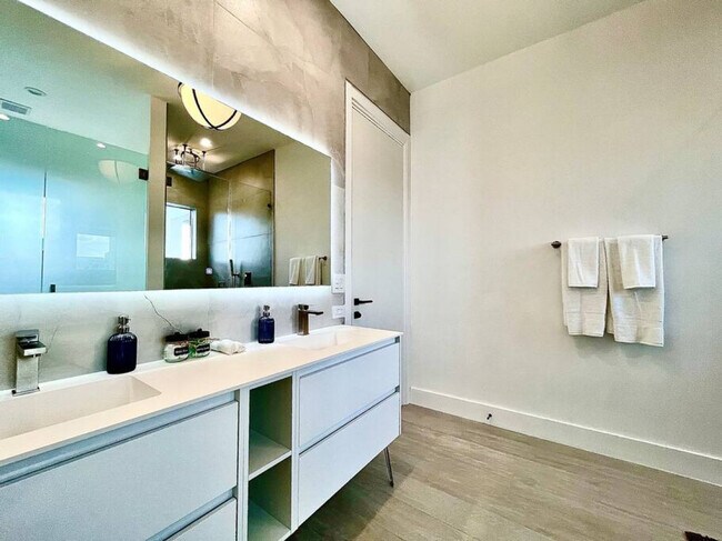 Building Photo - 549 NE 14th Ave