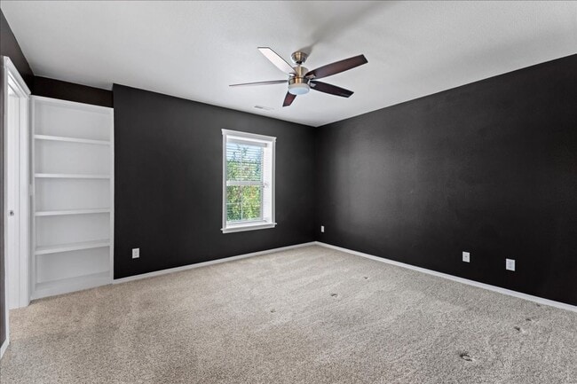 Building Photo - Centrally Located 3 Bedroom 2.5 Bathroom Home