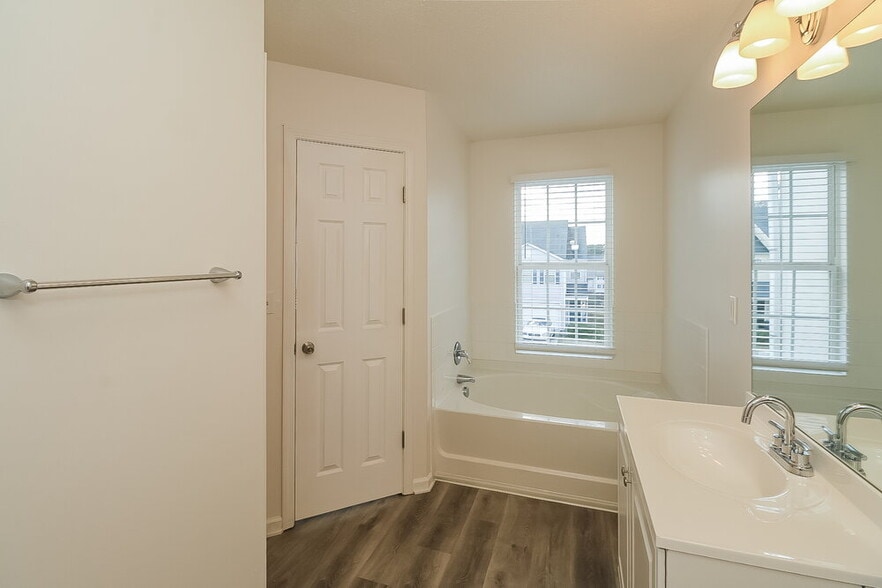 Building Photo - 1231 Brookstone Rd