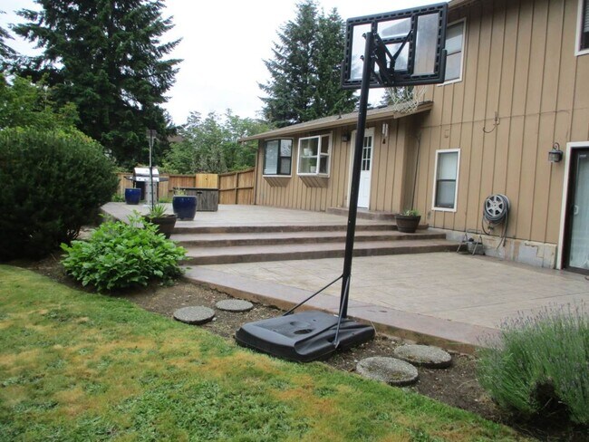 Building Photo - 3 Bedroom, 2.5 bathroom split level home in University Place